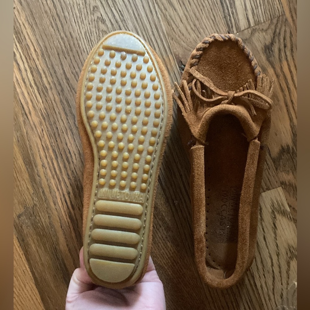 Minnetonka Women’s Suede Moccasins in Chestnut Brown - Picture 7 of 7